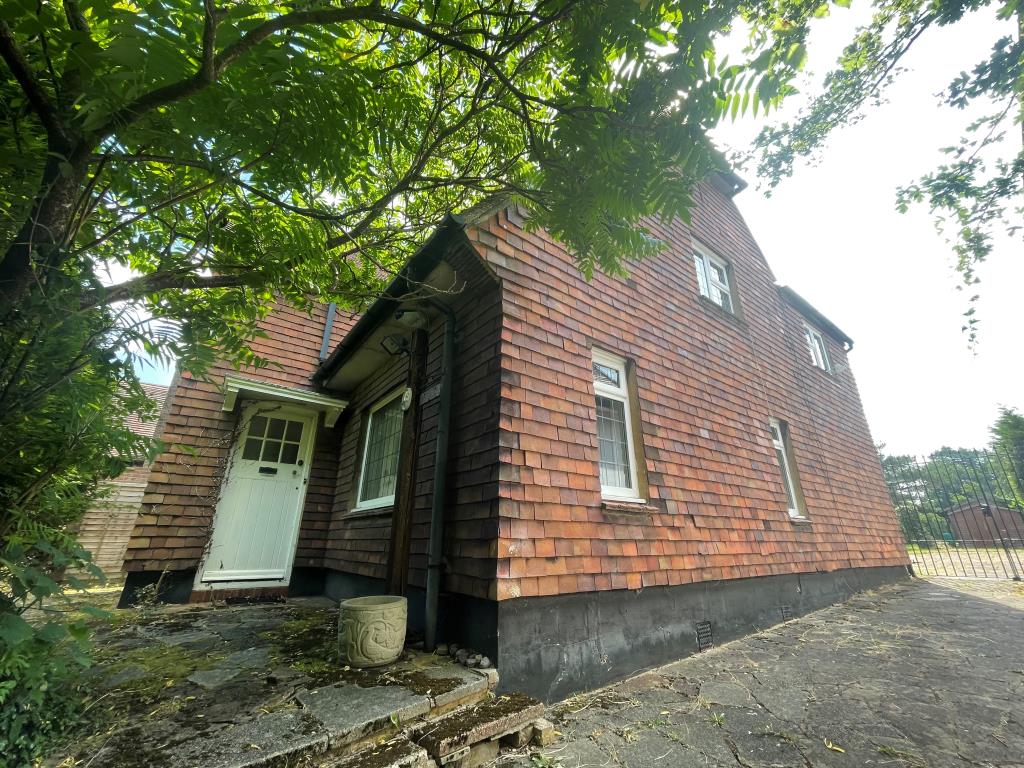 Lot: 63 - DETACHED HOUSE FOR REPAIR WITH POTENTIAL - Detached property